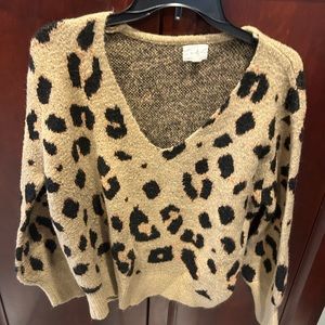 Super soft adorable sweater - can’t make out th brand (…elly)
